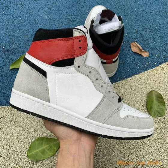 Jumpman 1 1s OG Basketball Shoes Mens Women University Blue UNC Hyper Royal Bred Patent Black Toe DARK MOCHA Twist Tan Gum Linen Smoke Grey Diamond Shorts Men Sneakers