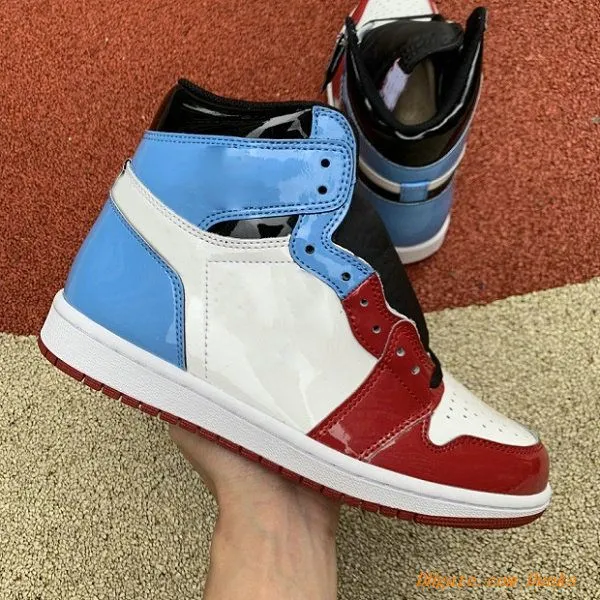 Jumpman 1 1s OG Basketball Shoes Mens Women University Blue UNC Hyper Royal Bred Patent Black Toe DARK MOCHA Twist Tan Gum Linen Smoke Grey Diamond Shorts Men Sneakers